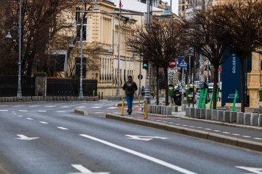 Şehrin şehir merkezinde trafik sıkışıklığında araba trafiği. Romanya 'nın Bükreş kentinde araba kirliliği ve trafik sıkışıklığı, 2022