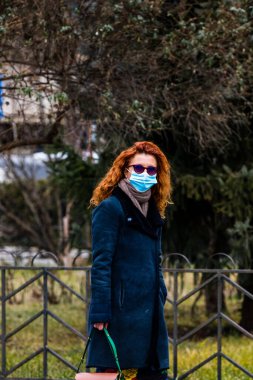 2022 Bükreş, Romanya 'da sokakta maske takanlar