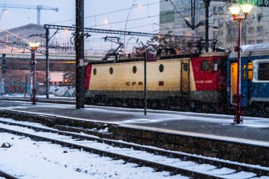 Kış treni manzarası. Bükreş, Romanya 'daki Kuzey Demiryolu İstasyonu (Gara de Nord Bucuresti) platformunda tren 2021