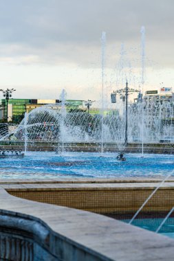 Bükreş şehir merkezindeki Unirii Meydanı 'ndaki çeşme. Bükreş, Romanya 'daki Unirii Bulvarı, 2021