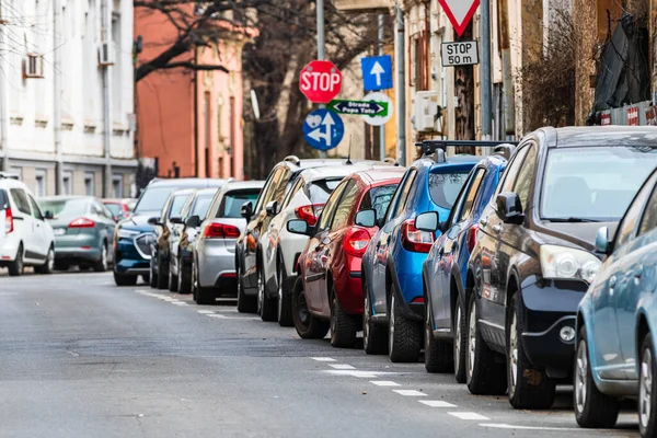 Şehrin şehir merkezinde trafik sıkışıklığında araba trafiği. Romanya 'nın Bükreş kentinde araba kirliliği ve trafik sıkışıklığı, 2022