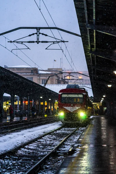 冬の詳細列車ビュー 2021年ルーマニアのブカレスト北駅 Gara Nord Buucuresti ホーム上の列車 — ストック写真