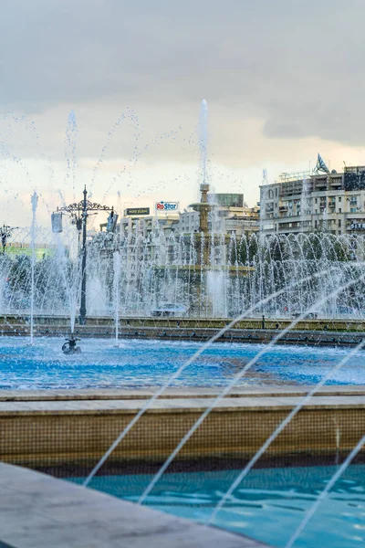 ブカレストのダウンタウンにあるUnirii Squareで噴水 ルーマニアのブカレストのUnirii Boulevard 2021 — ストック写真
