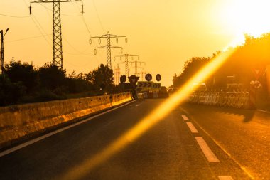 Trafiğin en yoğun olduğu saatte. Bükreş, Romanya, 2021 'de trafik sıkışıklığı, gün batımında yola çıkan arabalar