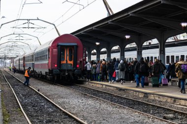Bükreş, Romanya 'daki Bükreş (Gara de Nord Bükreş) tren istasyonunda ya da hareket halindeki tren platformunda 2022