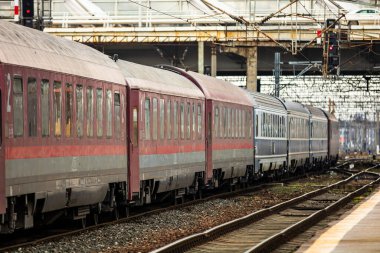 Bükreş, Romanya 'daki Bükreş (Gara de Nord Bükreş) tren istasyonunda ya da hareket halindeki tren platformunda 2022