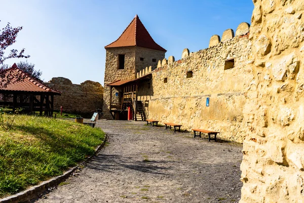 Romanya 'nın Transilvanya kentindeki ünlü Rupea kalesi. Rupa Kalesi (Cetatea Rupea)