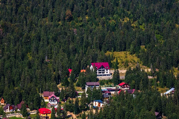 Romanya 'nın Bihor kentindeki bir dağ beldesinin yukarıdan görüntüsü, 2021