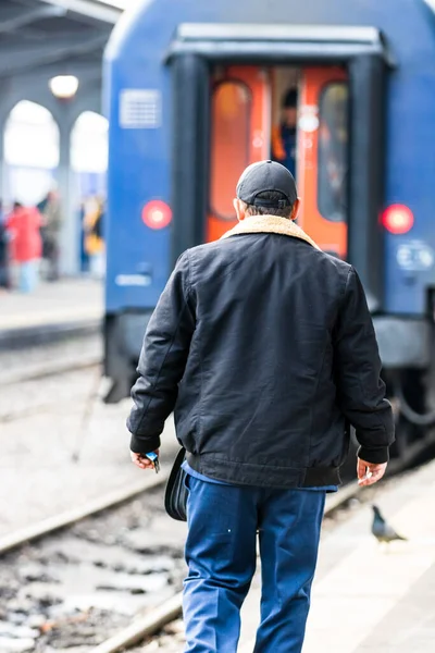 Bükreş 'teki Bükreş Kuzey Tren İstasyonu' nun (Gara de Nord Bükreş) tren peronunda tren bekleyen gezginler ve banliyö sakinleri, 2022