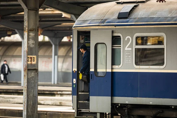 Bükreş, Romanya 'daki Bükreş (Gara de Nord Bükreş) tren istasyonunda ya da hareket halindeki tren platformunda 2022