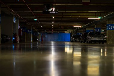 Otoparkın içinde park edilmiş birkaç araba var. Bükreş, Romanya 'daki yeraltı otoparkı, 2021