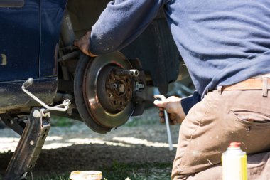 Romanya, Targoviste, 2021 'de bir arabanın frenleme ve onarım sistemi