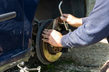 Romanya, Targoviste, 2021 'de bir arabanın frenleme ve onarım sistemi