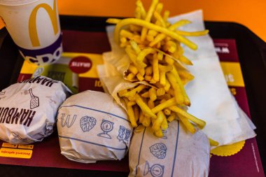 McDonald 's burgeri ve patates kızartması Bükreş, Romanya' da, 2021