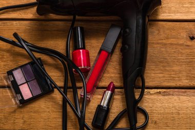 Siyah, ojeli, göz farı paleti, ruj, fırça, parfüm