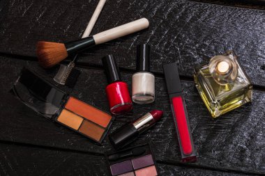 Siyah, ojeli, göz farı paleti, ruj, fırça, parfüm