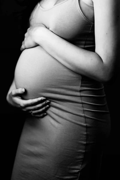 お腹を抱えている妊婦さん 27週間 — ストック写真