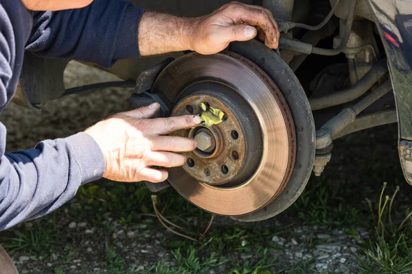 Romanya, Targoviste, 2021 'de bir arabanın frenleme ve onarım sistemi