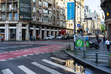 Trafiğin en yoğun olduğu saatte. Romanya 'nın Bükreş kentinde araba kirliliği ve trafik sıkışıklığı, 2022