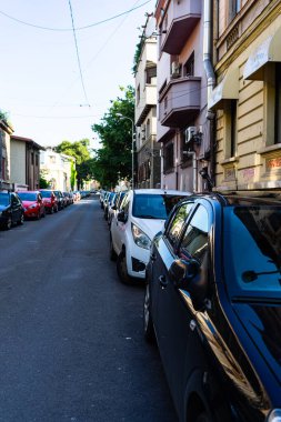Trafiğin en yoğun olduğu saatte. Romanya 'nın Bükreş kentinde araba kirliliği ve trafik sıkışıklığı, 2022