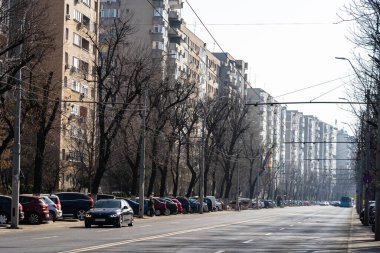 Trafiğin en yoğun olduğu saatte. Romanya 'nın Bükreş kentinde araba kirliliği ve trafik sıkışıklığı, 2022
