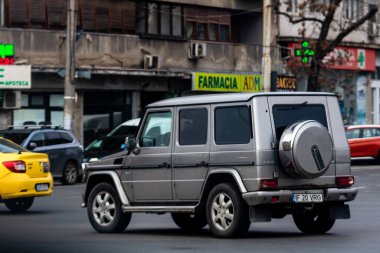Trafiğin en yoğun olduğu saatte. Romanya 'nın Bükreş kentinde araba kirliliği ve trafik sıkışıklığı, 2022