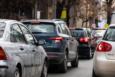 Trafiğin en yoğun olduğu saatte. Romanya 'nın Bükreş kentinde araba kirliliği ve trafik sıkışıklığı, 2022