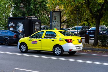 Trafiğin en yoğun olduğu saatte. Romanya 'nın Bükreş kentinde araba kirliliği ve trafik sıkışıklığı, 2022