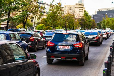Trafiğin en yoğun olduğu saatte. Romanya 'nın Bükreş kentinde araba kirliliği ve trafik sıkışıklığı, 2022