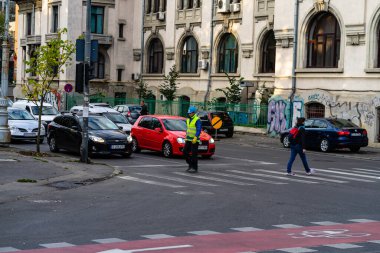 Trafiğin en yoğun olduğu saatte. Romanya 'nın Bükreş kentinde araba kirliliği ve trafik sıkışıklığı, 2022