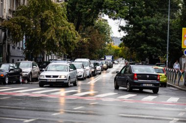 Trafiğin en yoğun olduğu saatte. Romanya 'nın Bükreş kentinde araba kirliliği ve trafik sıkışıklığı, 2022