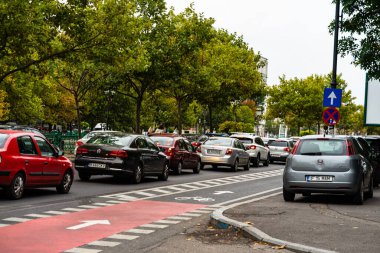 Trafiğin en yoğun olduğu saatte. Romanya 'nın Bükreş kentinde araba kirliliği ve trafik sıkışıklığı, 2022