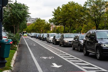 Trafiğin en yoğun olduğu saatte. Romanya 'nın Bükreş kentinde araba kirliliği ve trafik sıkışıklığı, 2022