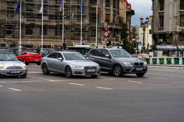 Trafiğin en yoğun olduğu saatte. Romanya 'nın Bükreş kentinde araba kirliliği ve trafik sıkışıklığı, 2022