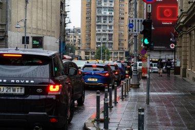 Trafiğin en yoğun olduğu saatte. Romanya 'nın Bükreş kentinde araba kirliliği ve trafik sıkışıklığı, 2022
