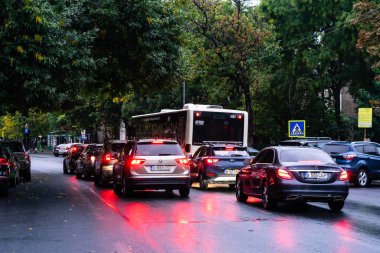 Trafiğin en yoğun olduğu saatte. Romanya 'nın Bükreş kentinde araba kirliliği ve trafik sıkışıklığı, 2022