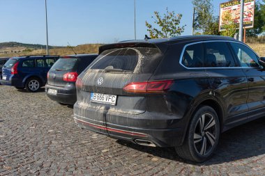 Trafiğin en yoğun olduğu saatte. Romanya 'nın Bükreş kentinde araba kirliliği ve trafik sıkışıklığı, 2022