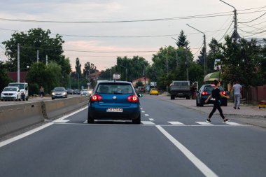 Trafiğin en yoğun olduğu saatte. Romanya 'nın Bükreş kentinde araba kirliliği ve trafik sıkışıklığı, 2022