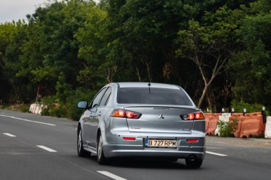 Trafiğin en yoğun olduğu saatte. Romanya 'nın Bükreş kentinde araba kirliliği ve trafik sıkışıklığı, 2022