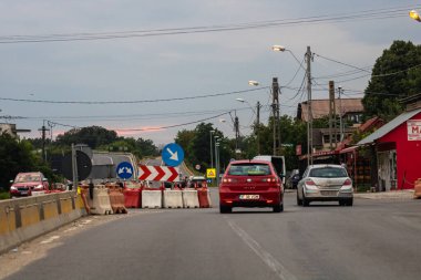 Trafiğin en yoğun olduğu saatte. Romanya 'nın Bükreş kentinde araba kirliliği ve trafik sıkışıklığı, 2022