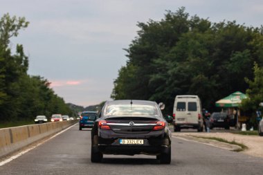 Trafiğin en yoğun olduğu saatte. Romanya 'nın Bükreş kentinde araba kirliliği ve trafik sıkışıklığı, 2022