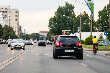 Trafiğin en yoğun olduğu saatte. Romanya 'nın Bükreş kentinde araba kirliliği ve trafik sıkışıklığı, 2022