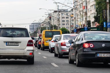 Trafiğin en yoğun olduğu saatte. Romanya 'nın Bükreş kentinde araba kirliliği ve trafik sıkışıklığı, 2022