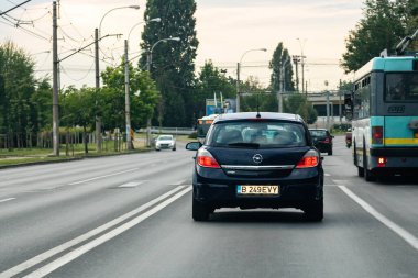 Trafiğin en yoğun olduğu saatte. Romanya 'nın Bükreş kentinde araba kirliliği ve trafik sıkışıklığı, 2022
