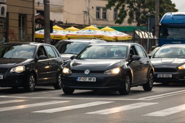 Trafiğin en yoğun olduğu saatte. Romanya 'nın Bükreş kentinde araba kirliliği ve trafik sıkışıklığı, 2022
