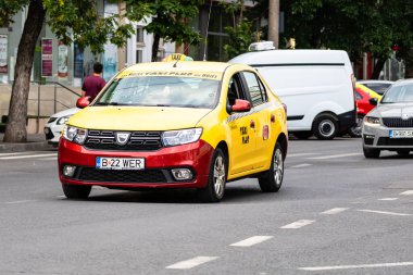 Trafiğin en yoğun olduğu saatte. Romanya 'nın Bükreş kentinde araba kirliliği ve trafik sıkışıklığı, 2022
