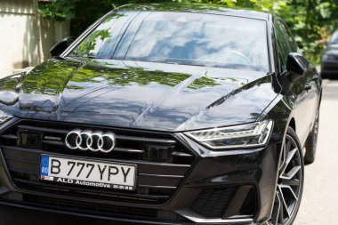 Trafiğin en yoğun olduğu saatte. Romanya 'nın Bükreş kentinde araba kirliliği ve trafik sıkışıklığı, 2022