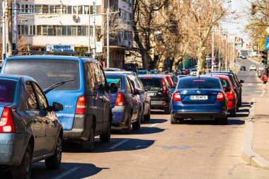 Trafiğin en yoğun olduğu saatte. Romanya 'nın Bükreş kentinde araba kirliliği ve trafik sıkışıklığı, 2022