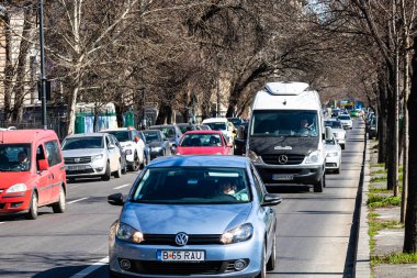 Trafiğin en yoğun olduğu saatte. Romanya 'nın Bükreş kentinde araba kirliliği ve trafik sıkışıklığı, 2022