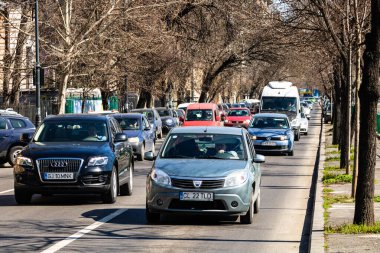 Trafiğin en yoğun olduğu saatte. Romanya 'nın Bükreş kentinde araba kirliliği ve trafik sıkışıklığı, 2022